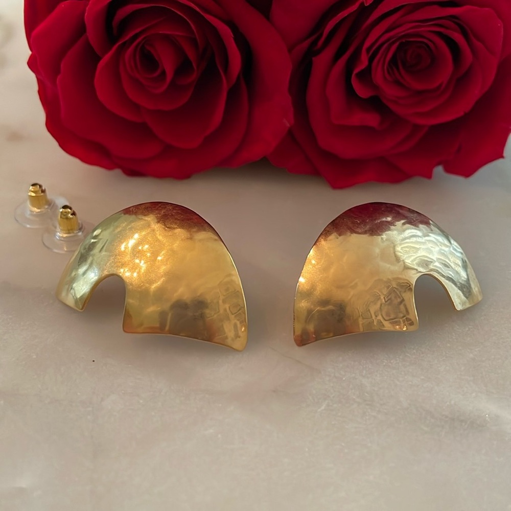 Vintage hammered gold tone metal pierced earrings, ~ 1.5”X 1”